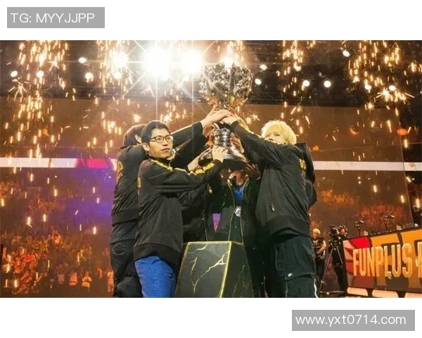 足球明星荣耀时刻捧杯高清照片展现激情与梦想的完美结合